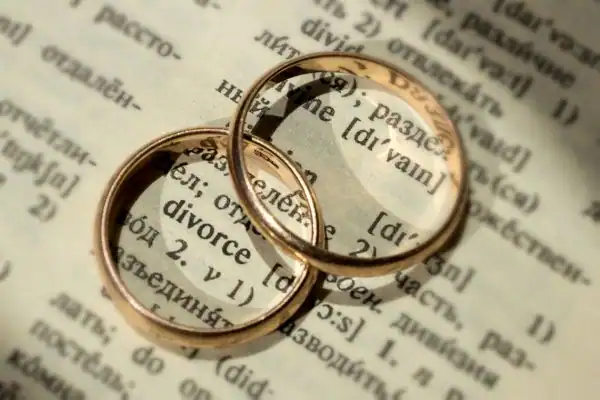 Image of rings removed before divorce mediation Chorley